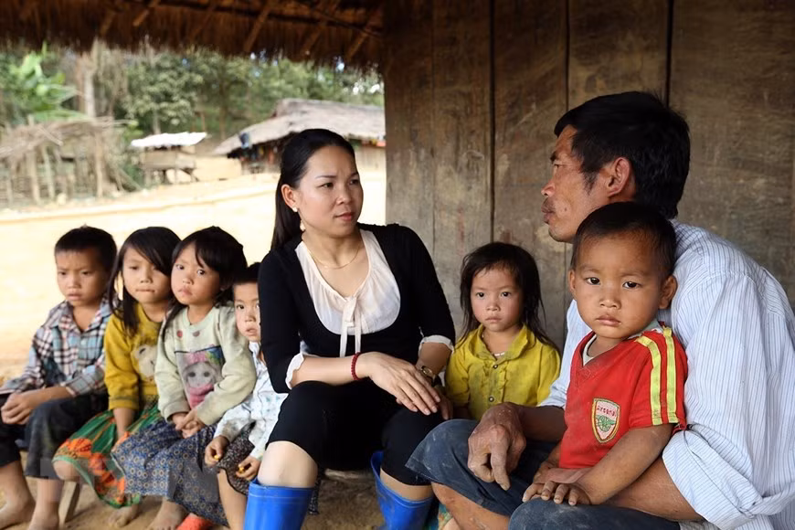 Teacher Bui Thi Mien volunteers to teach in a kindergarten in an isolated mountainous village of Pu Vang in Muong Muon commune, Muong Cha district, Dien Bien province (Photo: VNA)