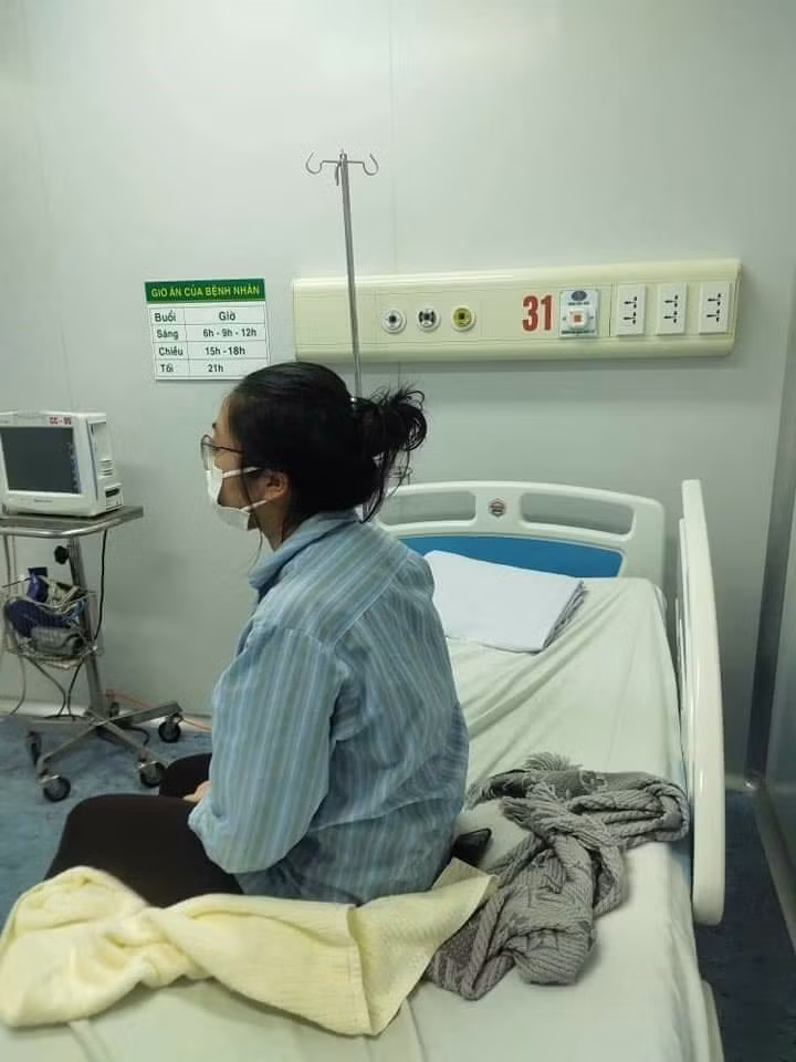 The 26-year-old female patient was transferred to the National Hospital for Tropical Diseases in Hanoi at 6:00 pm on March 6, where she was tested positive for COVID-19 (Photo: Vietnam+)