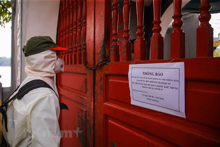 Ngoc Son Temple closes for sterilisation (Photo: Minh Son/Vietnam+)