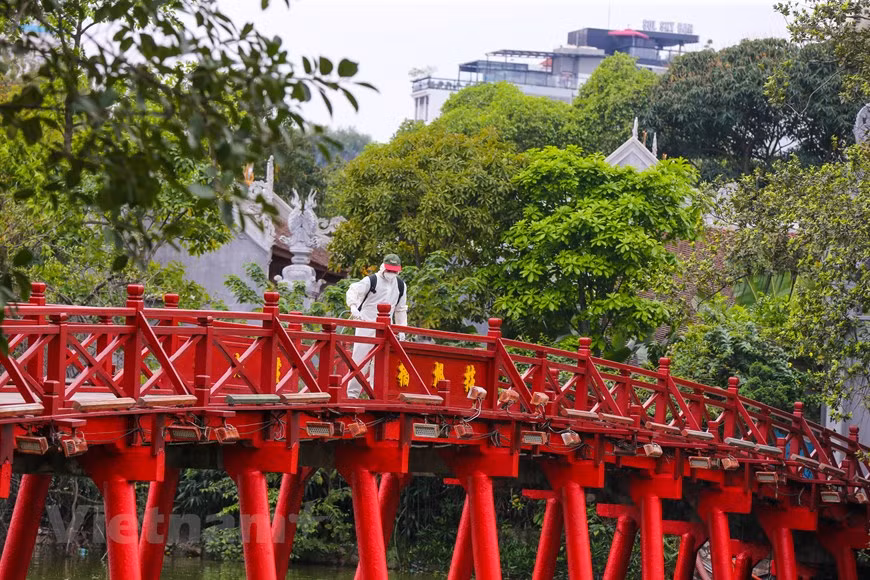 The Huc bridge that leads to Ngoc Son Temple is carefully sterilised (Photo: Minh Son/Vietnam+)