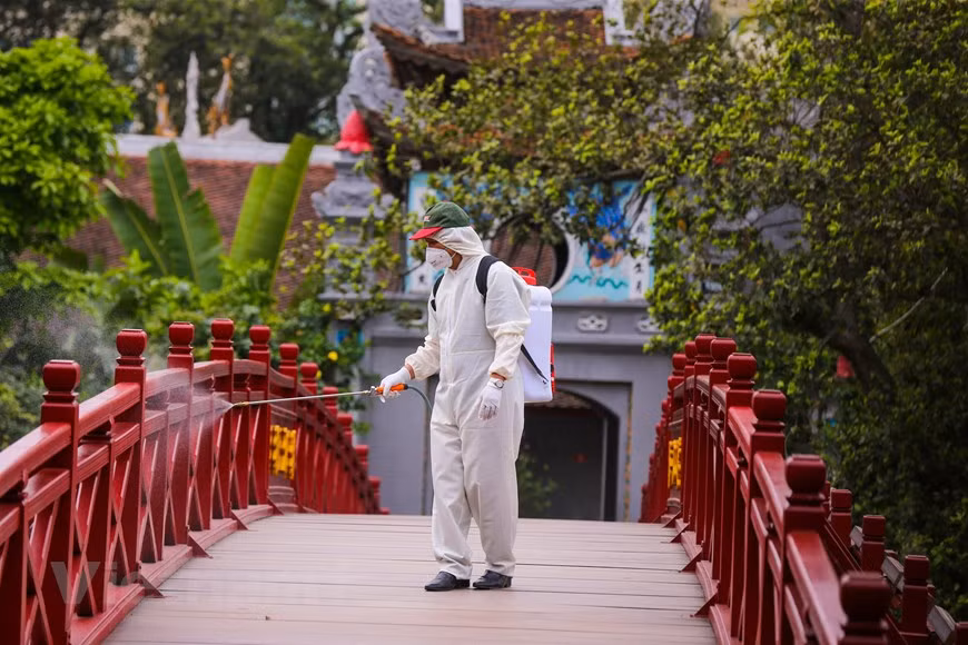 Staff of Ngoc Son Temple are requested to strictly adhere to the Ministry of Health’s recommendation on preventing COVID-19 from spreading (Photo: Minh Son/Vietnam+)