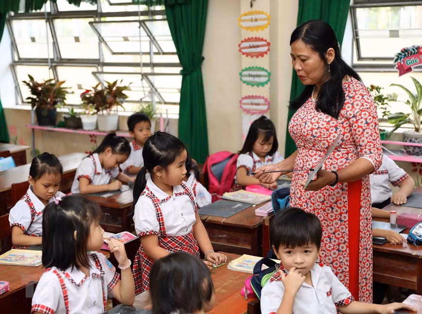 The image of teachers wearing Ao Dai has helped introduce Vietnam’s traditional long dress to international friends (Photo: VNA)