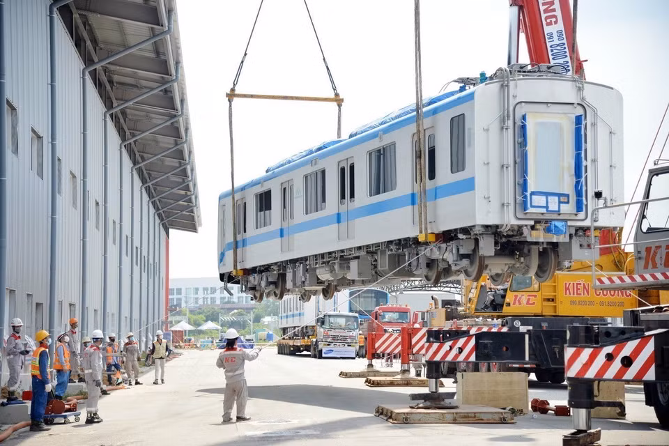 Installing the first wagon of train No. 2 of the Ben Thanh - Suoi Tien metro line No 1 onto a railway track at Long Binh Depot in Thu Duc city, Ho Chi Minh City. (Photo: VNA)