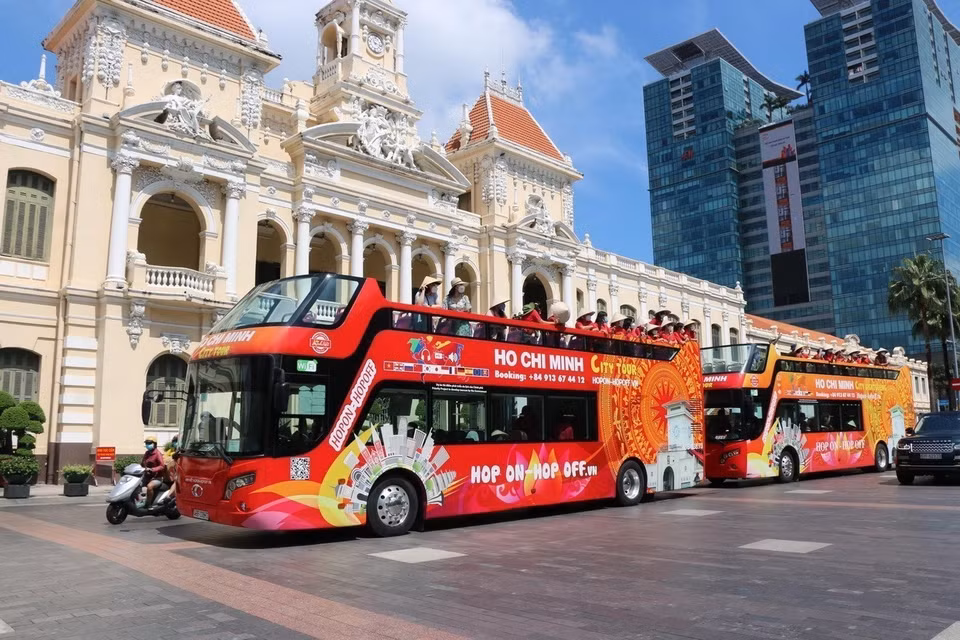 The Viet Hop on Hop-off Vietnam Company successfully applies new cutting-edge technological solutions to offer double-decker tour bus services for visitors around Ho Chi Minh City (Photo: VNA)