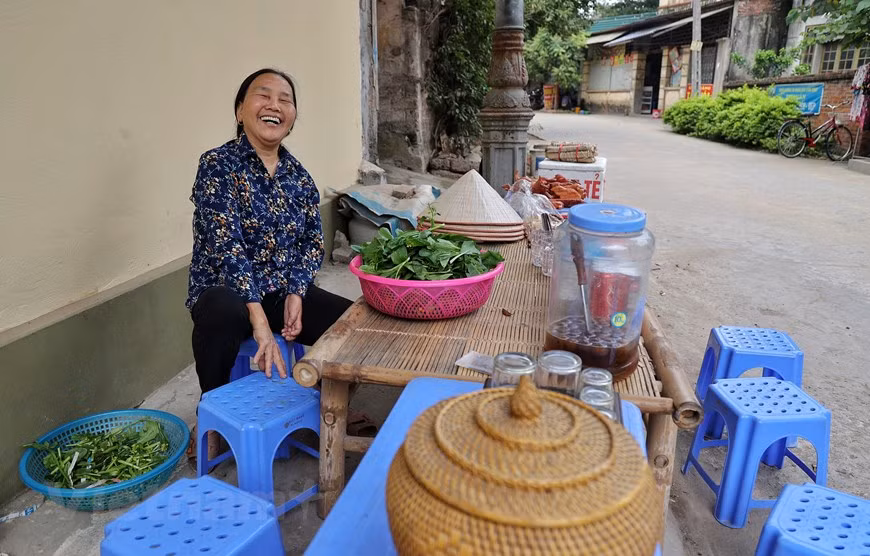 The hospitality of local women also adds to the attractiveness of Duong Lam village to visitors. Apart from being recognised as a national architectural - artistic relic site in 2005, Duong Lam was also named a national historical - cultural relic site in 2006, becoming the first ancient village in Vietnam to earn the title. From the centre of Hanoi, it takes one hour by bus, coach or motorbike to reach the village. Duong Lam still bears the typical features of an old Vietnamese village with a banyan tree, a wharf on the river, a village gate, a village well, courtyards of communal houses, and temples, among others. (Photo: VietnamPlus)