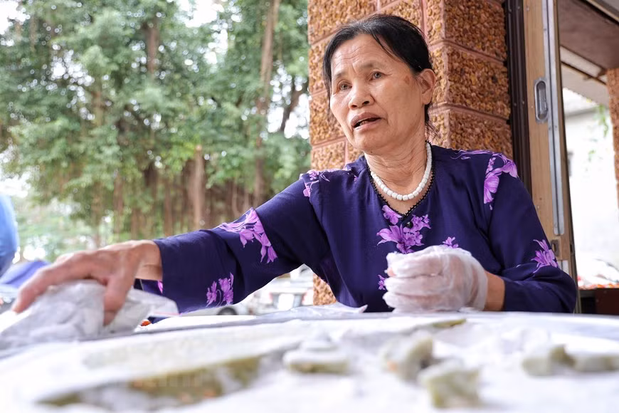 ‘Che lam’ (nutty ginger sticky rice bars) is another delicacy of locals. Aside from the original flavour, the food now also has many other tastes. The ingredients for making ‘che lam’ are ginger juice, sugar, glutinous rice flour, and peanut. The sweet is much preferred on cold days as ginger essensse can help to keep the body warm, and it is often served with a cup of hot tea. Previously, people only made ‘che lam’ for Tet (Lunar New Year holiday) or at the end of autumn, when harvest season was over and they had some spare time. But now, it is made throughout the year. (Photo: VietnamPlus)