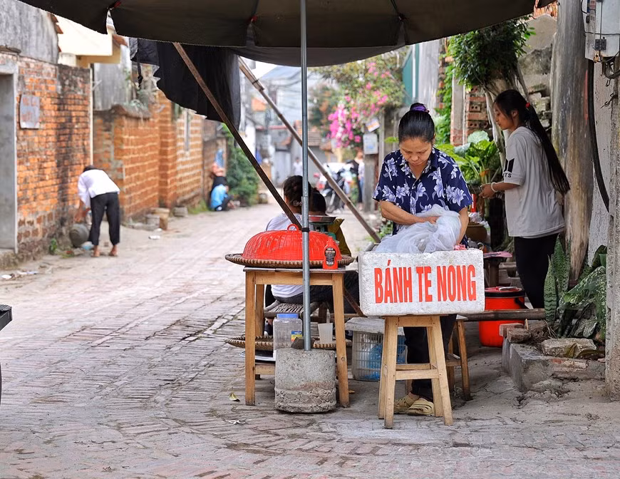‘Banh te’ is another specialty of Duong Lam village. The cake can be found in other parts of Vietnam, but it is considered as the best in this village. ‘Banh te’, which literally means ‘rice cake’, is very simple. It is made from rice flour, wrapped in phrynium or banana leaves into a long, thin cylindrical shape and then steamed. The ingredients to make this dish are very easy to find in the Red River Delta region in the northern region of Vietnam, where rice farming is the main work. They are plain and non-glutinous white rice, minced pork, wood ear mushroom, onion, salt, and pepper. (Photo: VietnamPlus)