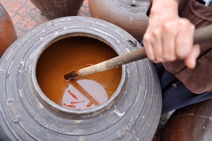 The soya sauce is completely made in traditional methods and contained in jars left outdoor. The jars of soya sauce have also become a magnet for visitors to the village. 'Tuong' made in Duong Lam is as famous as the one made in Hung Yen, a neighbouring province of Hanoi. Soya sauce is used in almost every meal in villages of Vietnam. People dip their boiled water morning-glory, meat and just about every kind of food in it. It’s also brushed on fish when they are fried. Soya sauce is also a necessary ingredient for many traditional dishes in the village. (Photo: VietnamPlus)