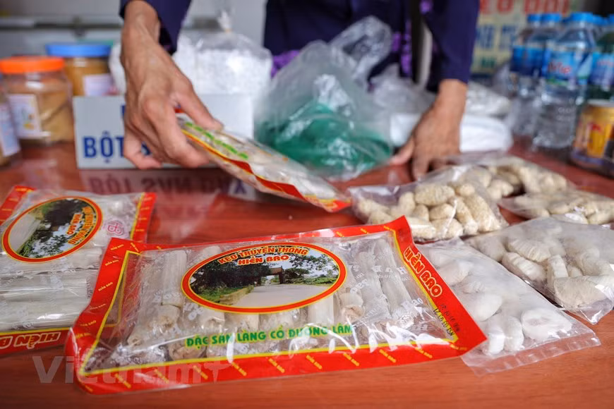 Vietnamese cuisine varies from one region to another, and Duong Lam village has its own list of unique local foods. ‘Keo doi’ (sausage peanut candy) and ‘keo lac’ (peanut candy) are among the most popular specialties here. It is easy to find the ingredients for making ‘keo doi’ such as peanut, malt and sugar. Once trying ‘keo doi’, visitors might feel the nutty taste of peanut and the fragrance of glutinous rice flour. Meanwhile, ‘keo lac’ is a piece of Vietnamese culture and considered one of the significant presents for visitors. Enjoying these types of sweets with some green tea will make them more flavoursome. (Photo: VietnamPlus)