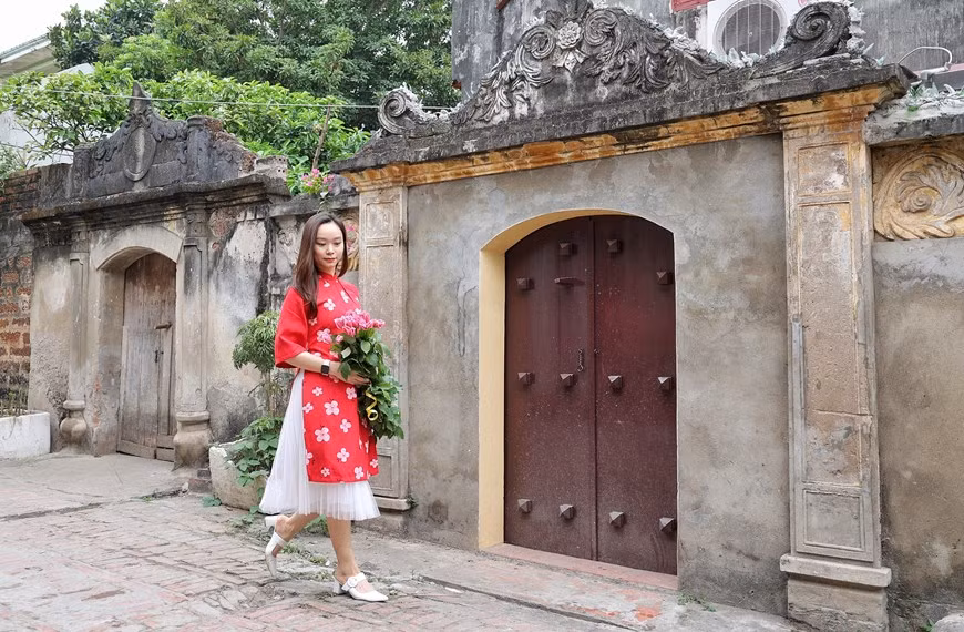 While it is hard to predict when exactly the COVID-19 pandemic will be over, one-day trips and self-drive tours of Duong Lam have become a popular choice of many families. The recognition as a national heritage site has given a strong boost to local tourism, attracting both foreign and domestic visitors. The village attracts an average of between 120,000 and 130,000 visitors, including up to 7,000 foreigners, every year. In the past, since there were not many overnight accommodation facilities available in the village, visitors often opted for short day trips. However, these days many local families have opened their doors to visitors for a home-stay experience. (Photo: VietnamPlus)