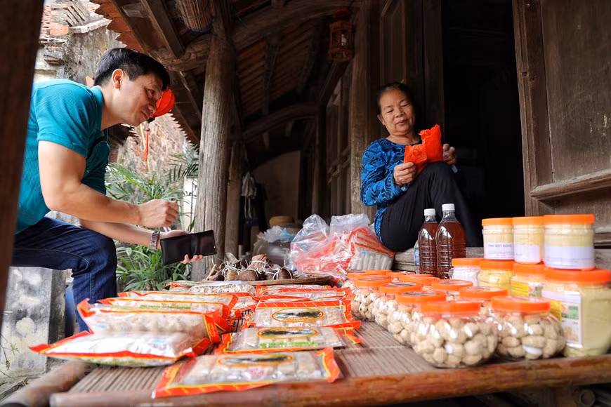 Apart from ‘tuong’, visitors to ancient houses in Duong Lam can also buy many other types of souvenirs. In the past, since there were not many overnight accommodation facilities available in the village, visitors often opted for short day trips. However, these days many local families have opened their doors to visitors for a home-stay experience. An overnight stay is exactly what people need to fully enjoy what the village offers. They can spend the day working with farmers, or enjoying traditional musical performances by the village’s artisans. All of these create an ideal tourism product, bringing in financial stability and helping the village preserve itself as a treasure in Vietnam’s unique culture (Photo: VietnamPlus)