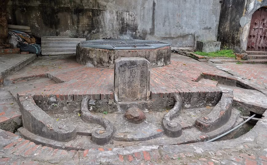 A well built in 1933 in Duong Lam village. Duong Lam, renowned for its unique houses built with wooden frames and fortified with laterites, still preserves typical features of old villages in the Red River Delta. In 2005, it became the first village to be recognised as a national architectural - artistic relic site. One year later, in 2006, Duong Lam was named a national historical - cultural relic site in 2006, also the first ancient village in Vietnam to earn the title. The village has long become a popular tourist destination in the capital. Every year, it attracts between an average of between 120,000 and 130,000 visitors, including up to 7,000 foreigners. (Photo: VietnamPlus)