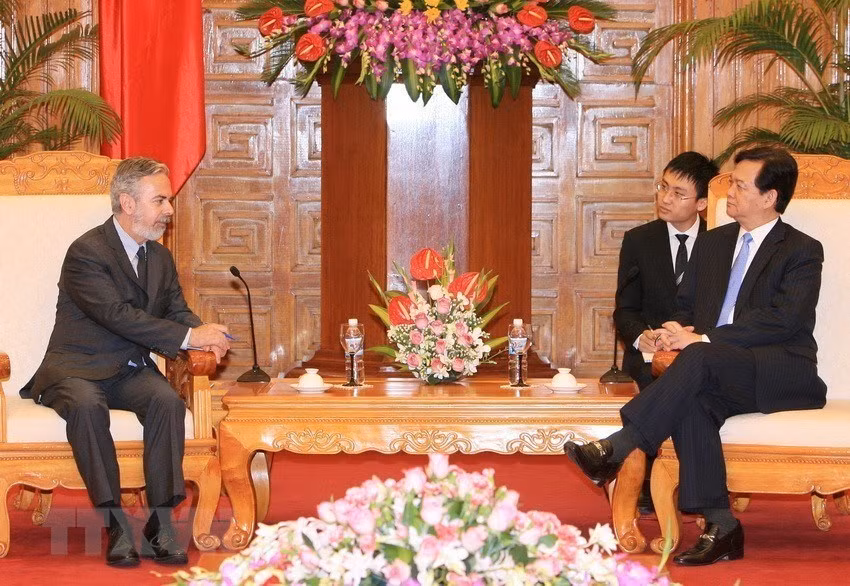 Prime Minister Nguyen Tan Dung receives Brazil’s Minister of Foreign Affairs Antonio de Aguiar Patriota during his official visit to Vietnam, July 6, 2012 (Photo: VNA)