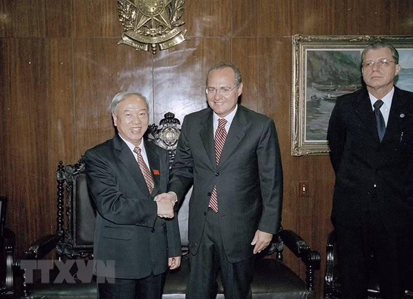 President of the Senate of Brazil José Renan Vasconcelos meets with National Assembly Chairman Nguyen Van An in Brasilia during his official friendship visit to Brazil, March 7, 2006 (Photo: VNA)