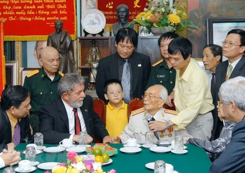 Brazilian President Luiz Inácio Lula da Silva visits General Vo Nguyen Giap during his official visit to Vietnam from July 9-10, 2008, Hanoi (Photo: VNA)