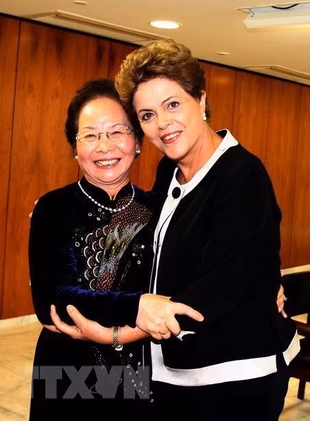 Vice President Nguyen Thi Doan meets with President Dilma Rousselft during the 25th Global Summit of Women in Brazil, May 15, 2015 (Photo: VNA)
