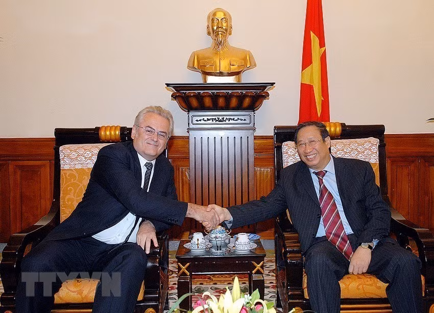 Deputy Prime Minister, Minister of Foreign Affairs Pham Gia Khiem receives Brazilian Deputy Minister Roberto Jaguaribe Gomes De Mattos during his official visit to Vietnam, Hanoi, November 24, 2007 (Photo: VNA)