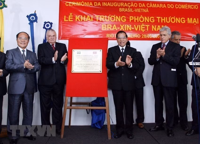 General Secretary Nong Duc Manh attends the opening ceremony of the Brazil- Vietnam Trade Office during his official visit to Brazil, Rio de Janeiro, May 28, 2007 (Photo: VNA)
