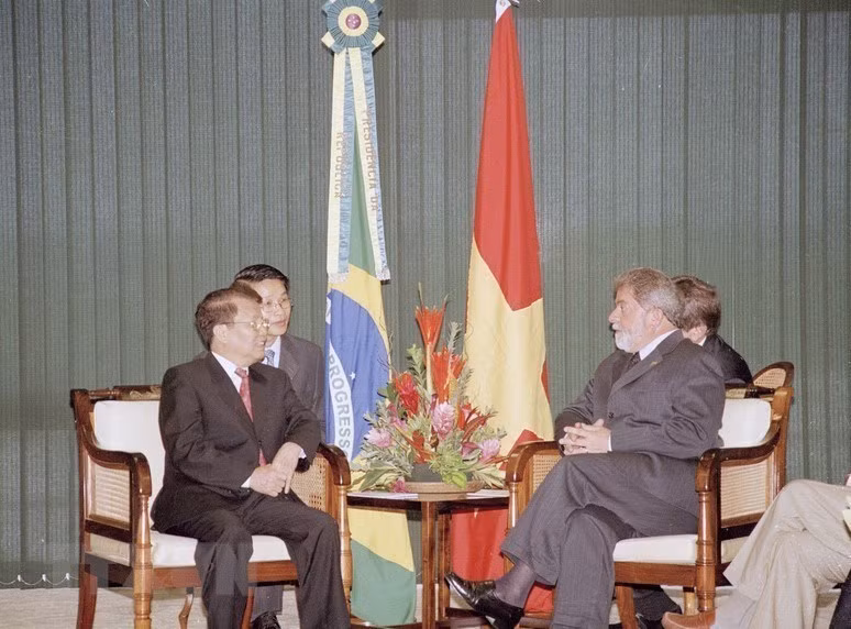 Brazilian President Luiz Inácio Lula da Silva holds talks with President Tran Duc Luong during the latter official visit to Brazil from January 16-17, 2004 (Photo: VNA)