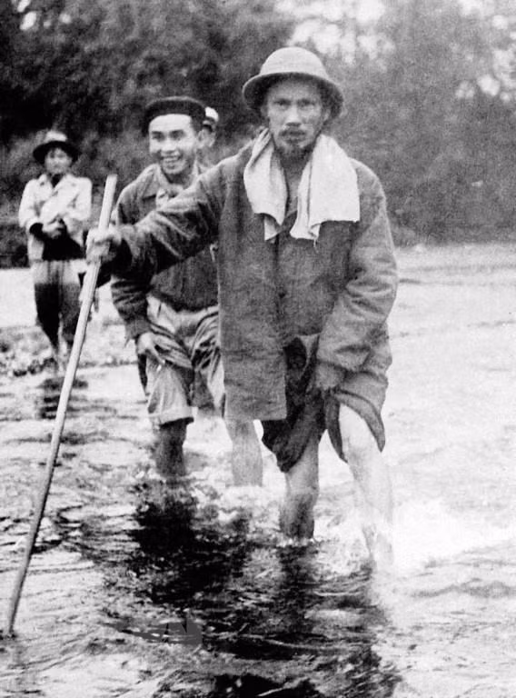 President Ho Chi Minh with soldiers on his working trip, Tuyen Quang, 1951 (Photo: Archive)