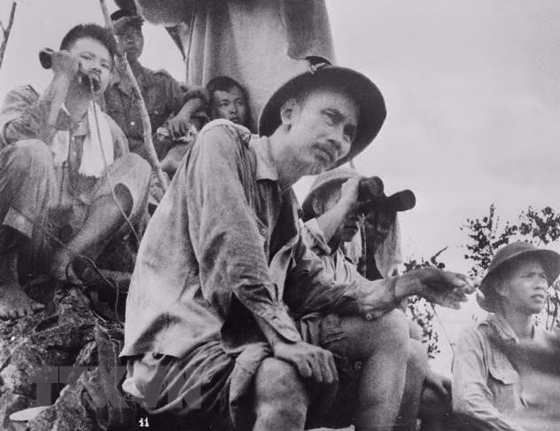 President Ho Chi Minh oversees the Dong Khe front in Cao Bang Province, September 1950 (Photo: Archive)