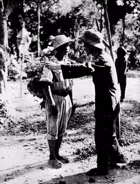 President Ho Chi Minh talks with an outstanding soldier, 1952 (Photo: VNA)