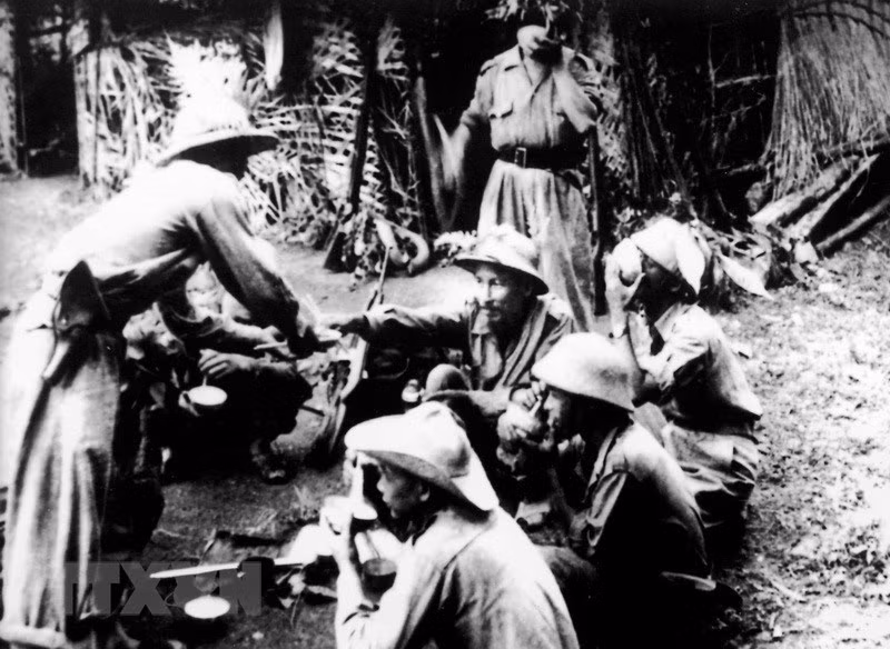 President Ho Chi Minh shares a meal with soldiers in Viet Bac war zone during the resistance war against French invaders, 1950 (Photo: Archive)
