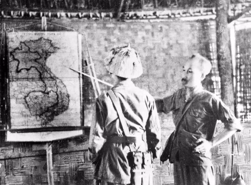 President Ho Chi Minh talks with an army unit during the resistance war against French invaders (Photo: VNA)