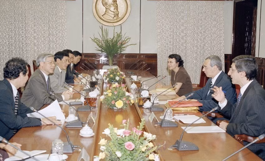 Politburo member, Secretary of the Hanoi’s Party Committee Nguyen Phu Trong receives Vice President, Secretary of the Communist Party of Brazil José dos Santos Carvalho Filho during his working visit to Vietnam, August 25, 2003 (Photo: VNA)