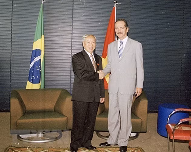 President of the Chamber of Deputies of Brazil José Aldo Rebelo Figueiredo holds talks with National Assembly Chairman Nguyen Van An in Brasilia during his official friendship visit to Brazil, March 7, 2006 (Photo: VNA)