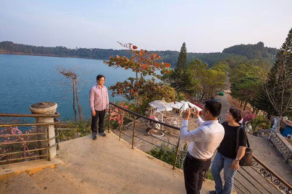 Many people have chosen Bien Ho as the first place to visit when they set foot in the Central Highlands (Photo: VNA)