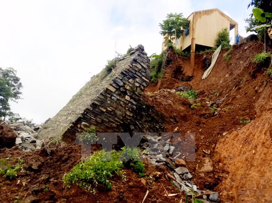 A building collapsed during the storm in Then Phang commune, Xin Man district (Photo: VNA).