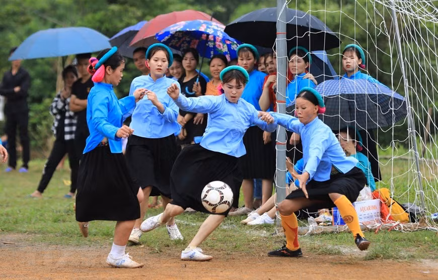 There are seven players in each team. Each match lasts 40 minutes.(Photo:VNA)