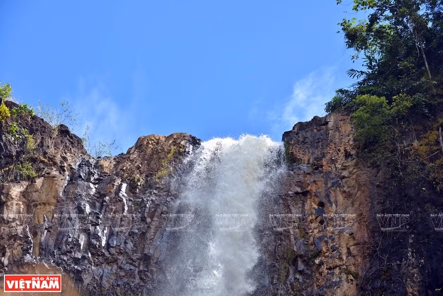 The waterfall is one of the gems of Dak Nong province. A trip to Lieng Nung waterfall offers a thrilling travel experience for adventure lovers heading to the Central Highlands province. (Photo: VNP/VNA)