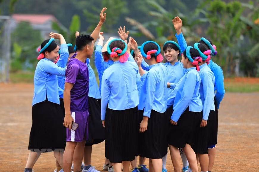 Women playing football is nothing new. However, San Chi ethnic minority women playing football in their traditional outfits is certainly unique, and is only found in Huc Dong commune in Binh Lieu district, Quang Ninh province. In the photo: The female football team of San Chi ethnic group show their determination prior to the match. (Photo: VNA)