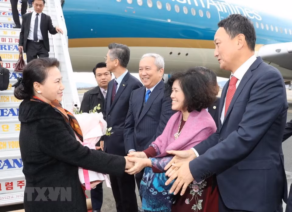 National Assembly Chairwoman Nguyen Thi Kim Ngan was welcomed at the Gim Hae International Airport (Photo: VNA)