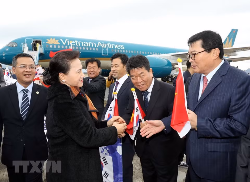 National Assembly Chairwoman Nguyen Thi Kim Ngan was welcomed at the Gim Hae International Airport (Photo: VNA)