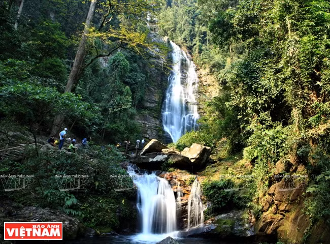 Khe Kem falls, a popular tourist destination 18km west of Pu Mat National Park (Photo: VNA)