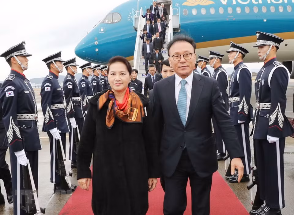 National Assembly Chairwoman Nguyen Thi Kim Ngan was welcomed at the Gim Hae International Airport (Photo: VNA)