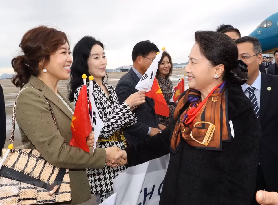 National Assembly Chairwoman Nguyen Thi Kim Ngan was welcomed at the Gim Hae International Airport (Photo: VNA)