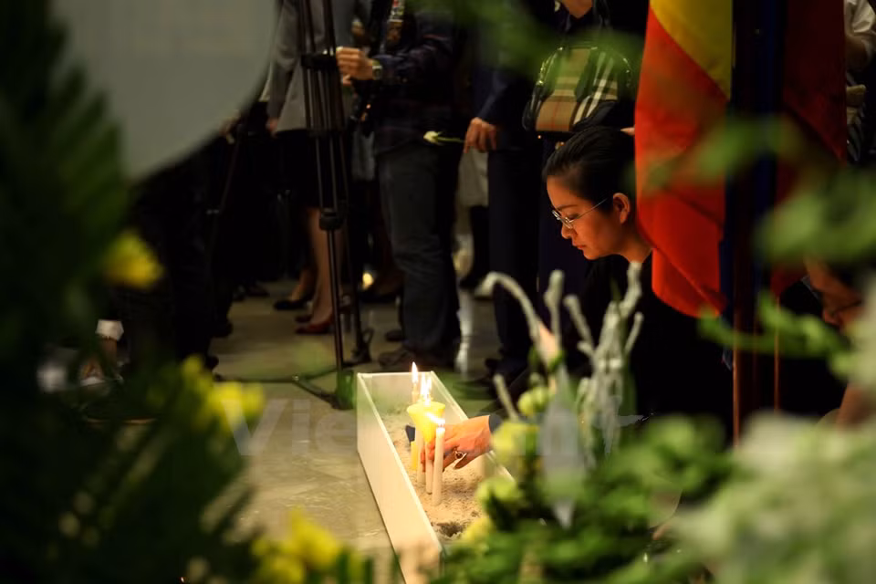 Candles are lit at the commemoration (Photo: VNA)