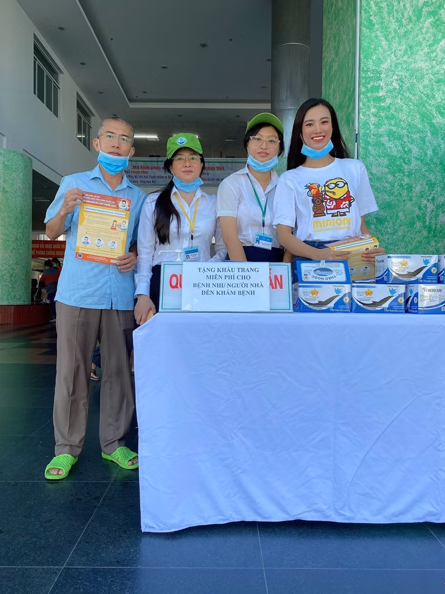 Beauty queen runner-up Kim Duyen and her friends give out free face masks at Children’s hospital and Maternity hospital in Can Tho city. The Ministry of Health required localities nationwide to strictly take quarantine measures against suspected novel coronavirus disease (COVID-19) cases and those returning from disease-hit areas or contacting with patients, in effort to control the spreading of the outbreak. A national steering committee for prevention and control of the acute respiratory disease caused by a new coronavirus (nCoV) was set up under the Prime Minister’s decision. The committee is headed by Deputy Prime Minister Vu Duc Dam, while Deputy Ministers of Health Do Xuan Tuyen and Nguyen Truong Son work as its deputy heads. (Photo: Vietnam+)