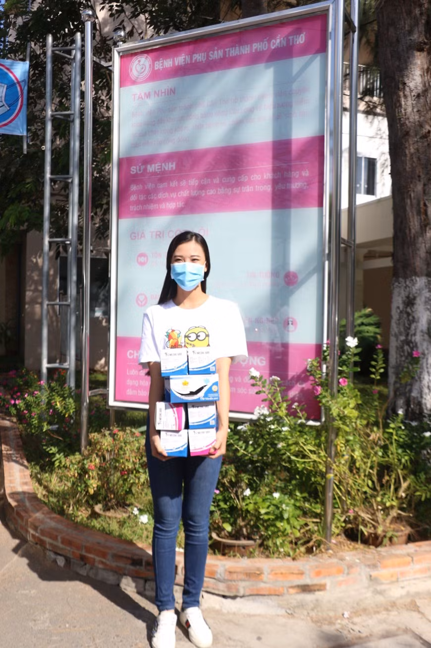 After helping famers selling watermelon and buy 400 kilos of water melon from them, Nguyen Huynh Kim Duyen and her friends joined hands to distribute face masks free of charge at hospitals. Kim Duyen says ‘Many people haven’t still grown a habit of wearing face masks in public places. It could adversely impact on not only their health but also that of others, especially given the pandemic spreading. According to the World Health Organisation (WHO), cases of acute pneumonia caused by novel corona virus were reported in Wuhan city of Hubei province, China. The first patient developed symptoms on December 12, 2019. There is no clear evidence of human-to-human transmission. Not only in China, many other countries in the world have also recorded infection cases. (Photo: Vietnam+)