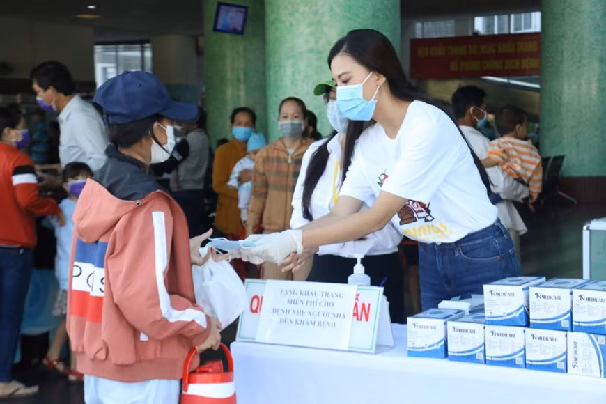Discussing her charity works, Kim Duyen says it is beauty queen runner-up’s responsibility. Nguyen Huynh Kim Duyen will be representing Vietnam in the 2021 edition of the Miss Universe pageant. The 24-year-old girl stands 173 cm tall and graduated in Business Administration from Stamford Raffles University, Singapore. During her stint at Miss Universe Vietnam 2019, Kim Duyen impressed everyone with the answer ‘I believe that Miss Universe Vietnam 2019 is looking for a girl who is not only beautiful, smart but also brave, with heart. I am here to let my ideal wish be fulfilled, helping the children go to school, helping people living with HIV.’ (Photo: Vietnam+)