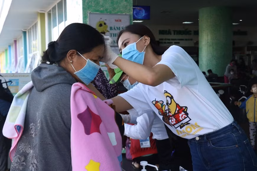 Kim Duyen participated at Miss Vietnam 2016 where she was placed at top 30 and then she participated at Miss Universe Vietnam 2019 where she was adjudged as the first runner-up at the end of the event finale. She was highly appreciated for her performance at the competition but she couldn’t win the title. The diva returned to Vietnam in 2019 and focused on improving her skills, taking part in a program to train herself for the future pageant. She focused on preparing herself for the competition and took parts in regional beauty pageants and that pushed her to participate in the upcoming beauty pageants like the Miss Universe Vietnam 2019. Kim Duyen reveals she is planning bigger charity projects aiming at education, children and women. (Photo: Vietnam+)