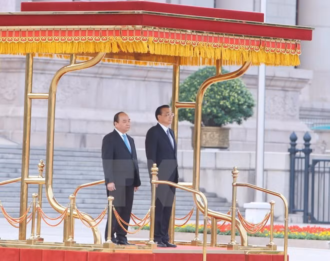 The Government leaders of Vietnam and China at the welcome ceremony (Photo: VNA)