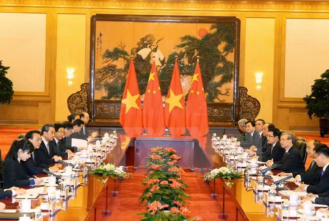 The talks between PM Nguyen Xuan Phuc and Premier Li Keqiang (Photo: VNA)