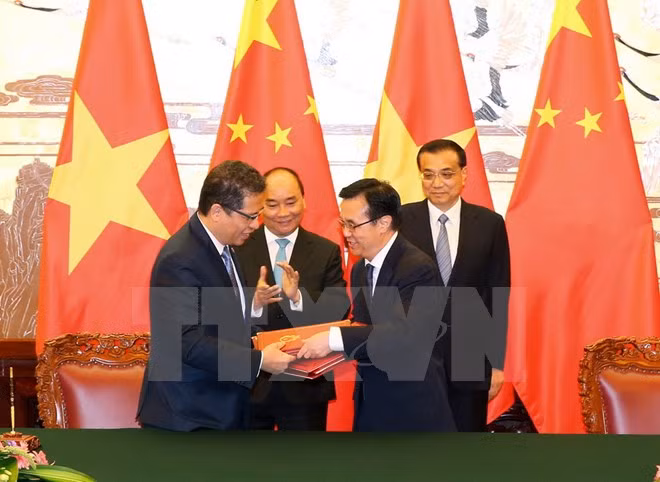 The two leaders witness the signing of agreements and memoranda of understanding ​(Photo: VNA)