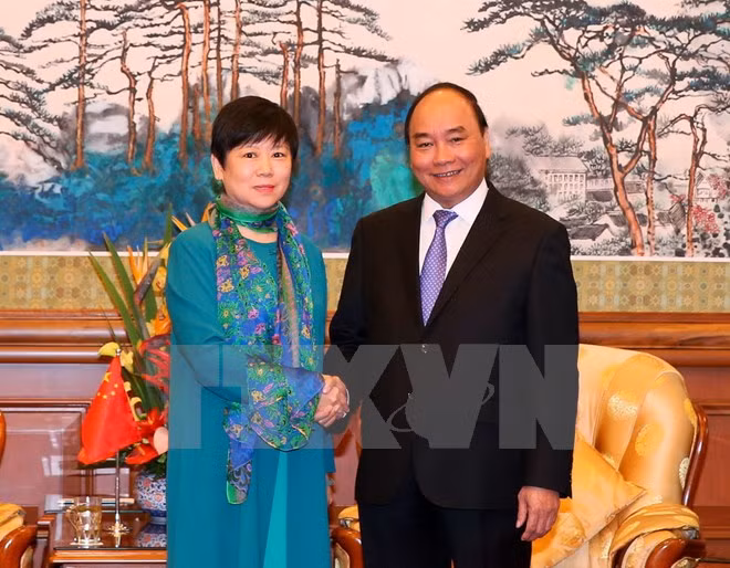 ​PM Nguyen Xuan Phuc receives Li Xiaolin, President of the Chinese People's Association for Friendship with Foreign Countries (Photo: VNA)