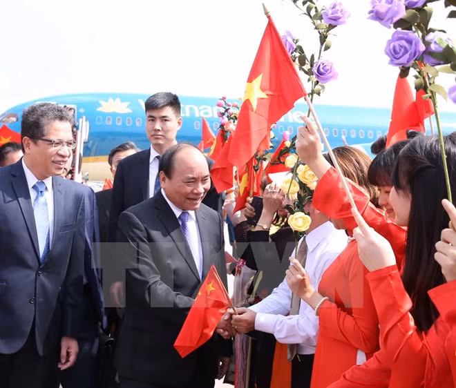 The PM is welcomed at Beijing Capital International Airport (Photo: VNA)